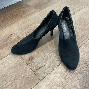 Adrienne Vittadini Suede 3inch heels in size 6.
